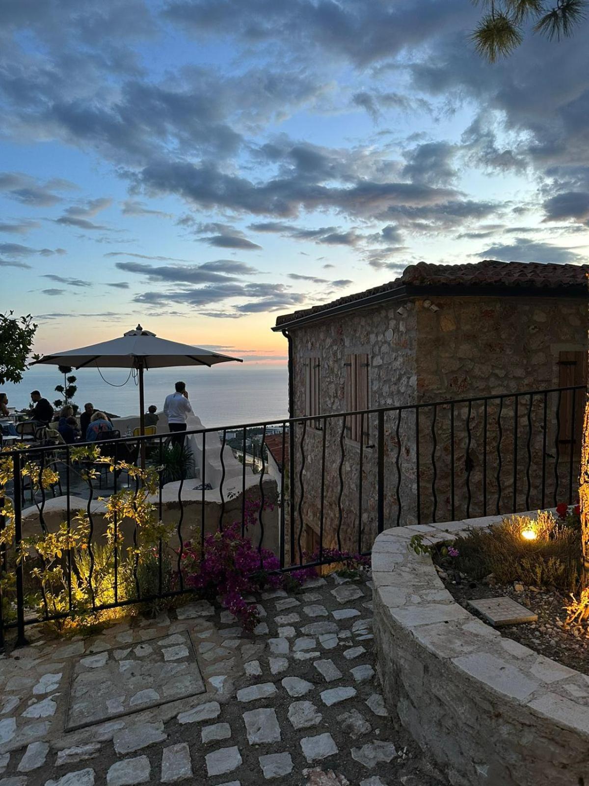 Lion'S Villa Vlorë Esterno foto